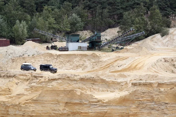 Emocionante fora de estrada drivig em um poço vencedor de areia — Fotografia de Stock