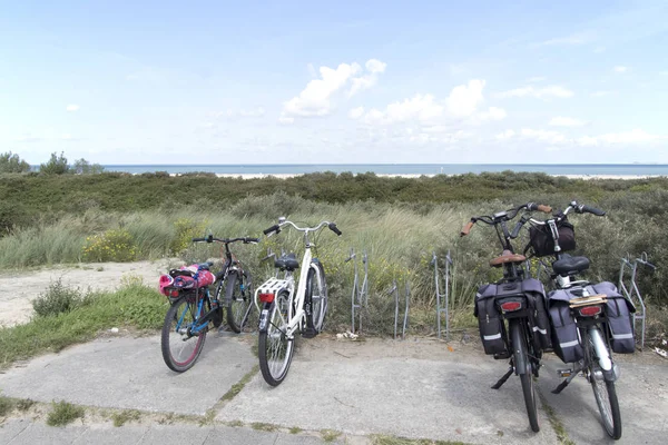 Cyklar parkerade på toppen av dune — Stockfoto