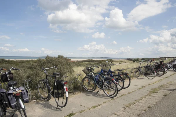 Cyklar parkerade på toppen av dune — Stockfoto