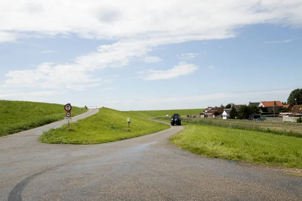 Weggetje langs de dijk — Stockfoto