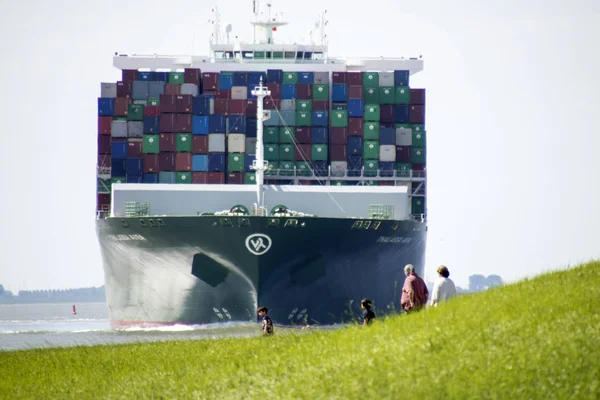 Containerfartyg segling nära vallen — Stockfoto