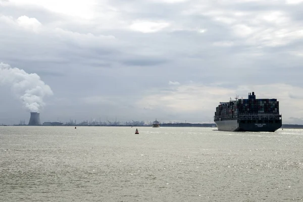 Large vessel to Antwerp — Stock Photo, Image