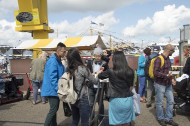 Mussles Yerseke liman yıllık olay sırasında yeme insanlar