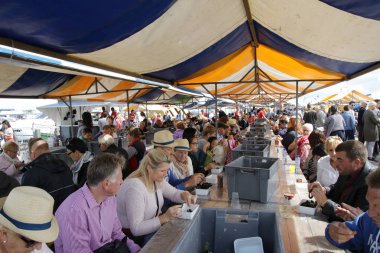 Mussles Yerseke liman yıllık olay sırasında yeme insanlar