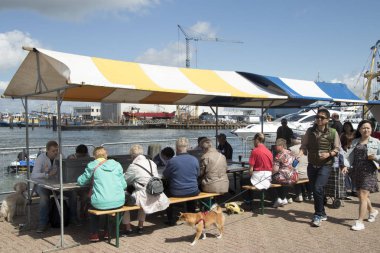 Mussles Yerseke liman yıllık olay sırasında yeme insanlar