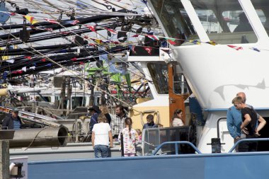 İnsanlar bir ücretsiz gidiş-dönüş için yatılı 