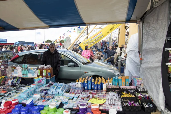Vendeur dans son hangar sur l'événement annuel dans le port de Yerseke — Photo