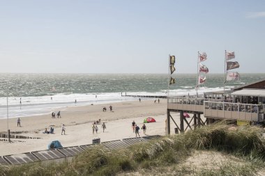 Fırtınada sahilde insanlar oynamak