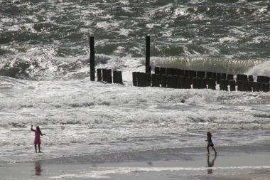 Fırtınada sahilde insanlar oynamak
