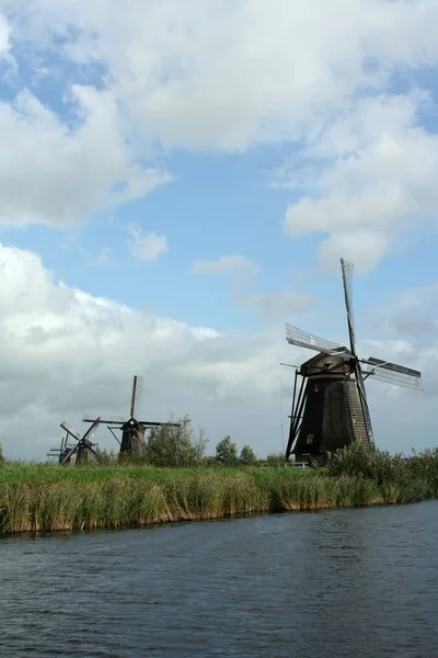 Větrné mlýny Kinderdijk v Holandsku — Stock fotografie