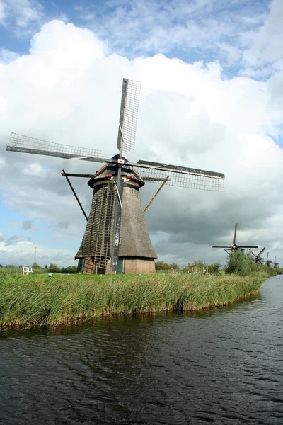 Wiatraki w Kinderdijk w Holandii — Zdjęcie stockowe