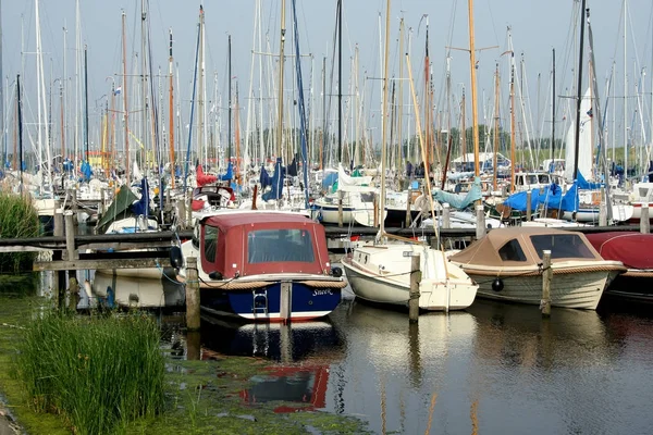 水上运动在 Lauwersoog 的码头 — 图库照片