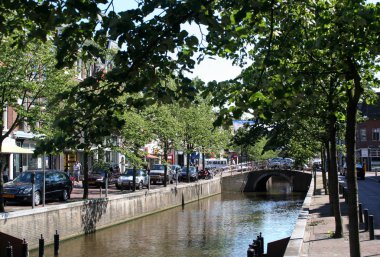 Leeuwarden bisiklet üzerinde bir köprü 