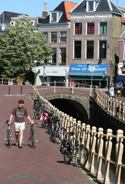 Leeuwarden fietsen op een brug — Stockfoto