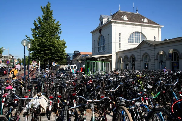 Leeuwarden kerékpárok parkolt a vasútállomáson — Stock Fotó