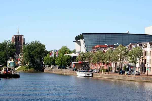 Leeuwarden, het Nieuwe Kanaal op de Emmakade — Stockfoto