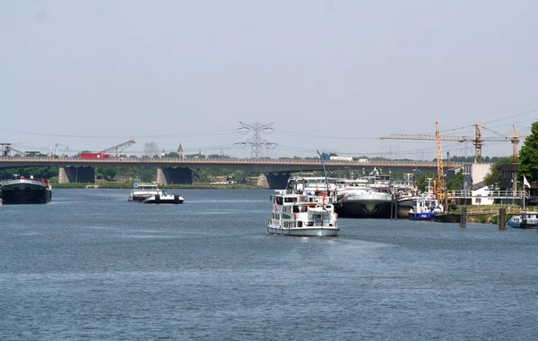 Inlandssjöfart på floden Meuse — Stockfoto