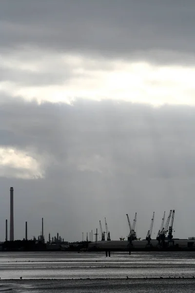 Indústria pesada do porto de Roterdão vista de Maassluis sobre a nova via navegável — Fotografia de Stock