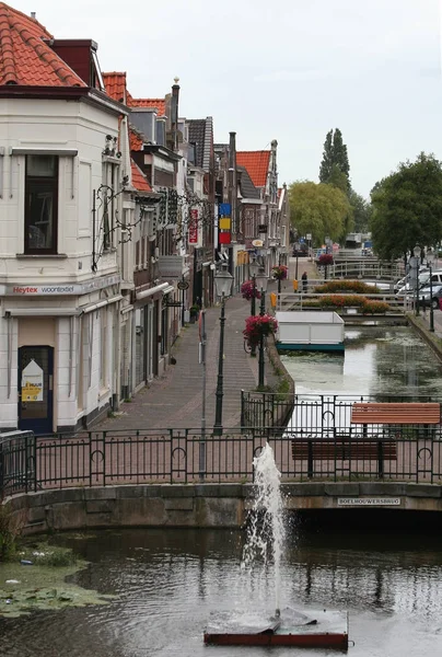 Le canal Zuidvliet dans le centre de Maassluis — Photo