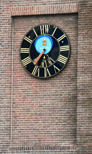 Приливные часы в центре Масслёйса — стоковое фото