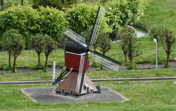 Moinho de vento em Madurodam é a menor cidade da Holanda — Fotografia de Stock