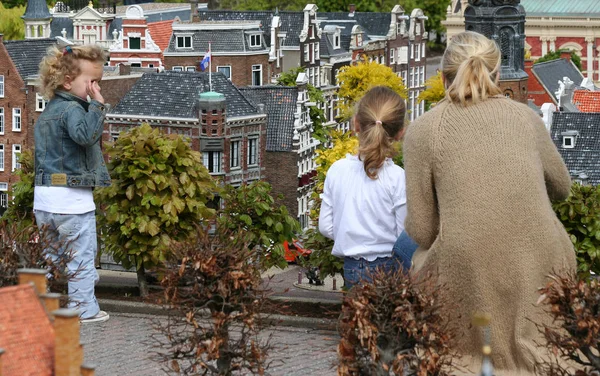 Mor och barn i Madurodam den minsta staden i Netherland — Stockfoto