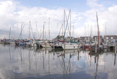 Ahşap balıkçı tekneleri ve liman alanı evleri