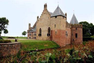 Medemblik limanda doğu kıyısında bir kale Radboud kalesidir.
