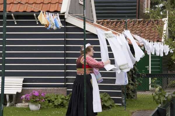 Habitante mayor de Marken en traje Folk hace la colada — Foto de Stock