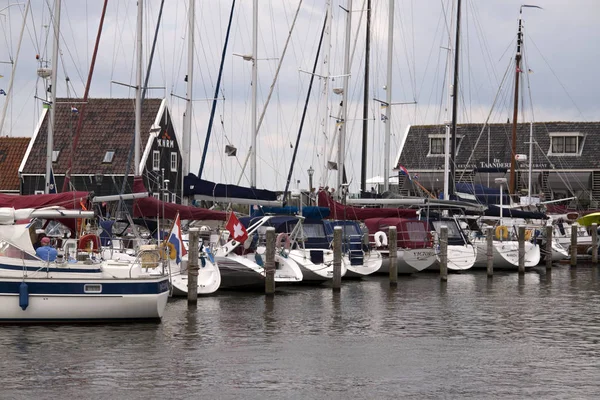 Houten vissersboten en huizen in het havengebied — Stockfoto