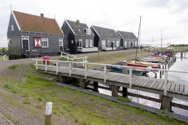 Maisons en bois dans le port — Photo