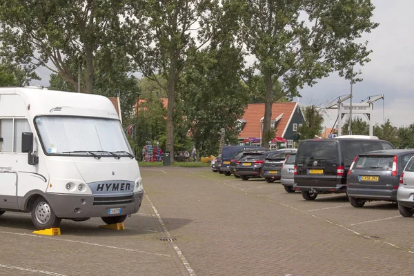 Wohnmobile bleiben auf dem Parkplatz Stockfoto