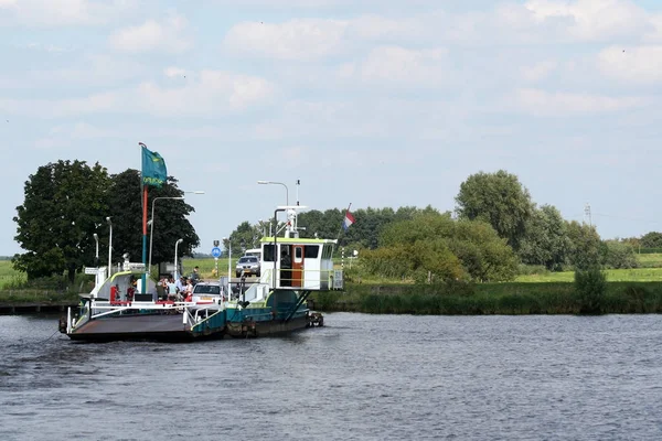 Паром, плывущий по реке черной воды — стоковое фото