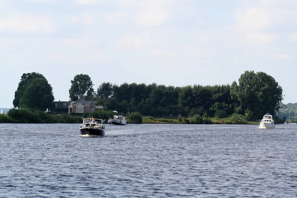 Baot segling floden vatten svart — Stockfoto