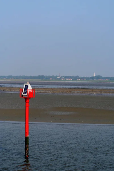 Boei in de getijde Waddenzee bij eb — Stockfoto