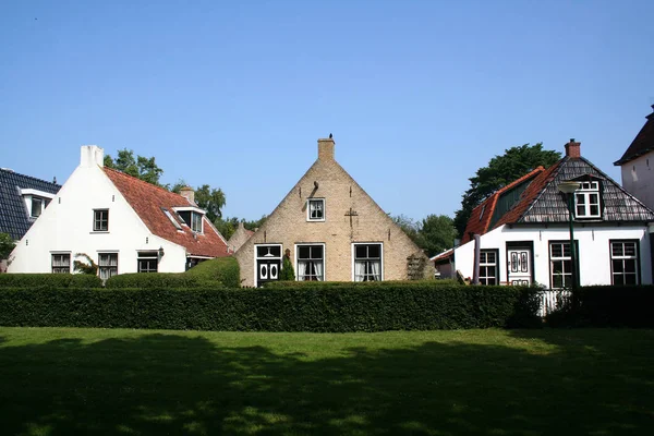Vista sulla strada nel villaggio di Schiermonnikoog — Foto Stock