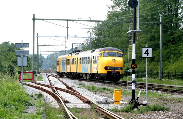 Comboio em trilhos em Limburg — Fotografia de Stock