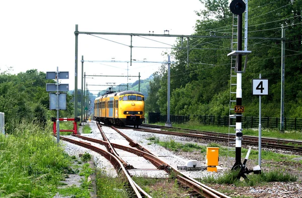 Comboio em trilhos em Limburg — Fotografia de Stock