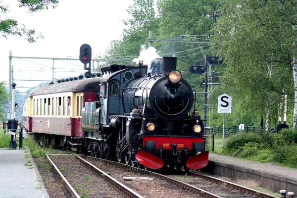 Obwieszczenie pociągu na torach w regionie Limburgia Południowa — Zdjęcie stockowe