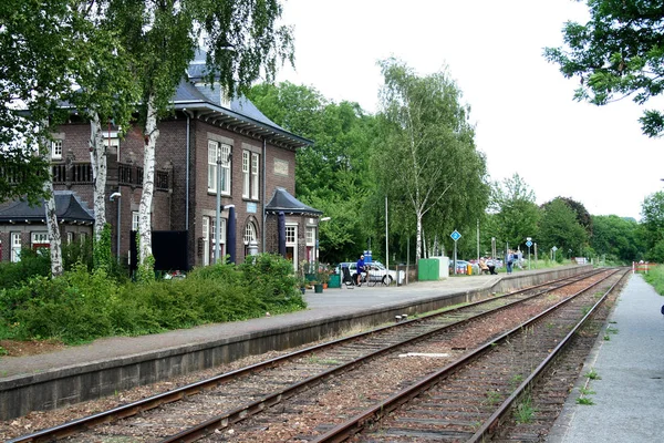 Buitenkant van het ouderwetse treinstation in Zuid-Limburg — Stockfoto