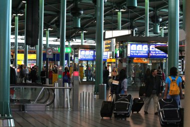 Schiphol, Amsterdam, Kuzey-holland, Hollanda Temmuz 2016: iç ve ziyaretçiler Schiphol Terminal