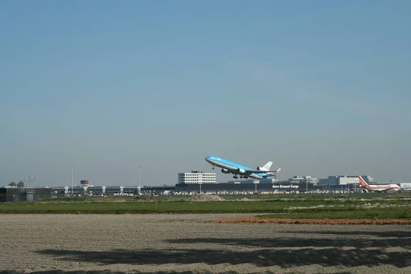 Uçak pist Schiphol çıkartıyor — Stok fotoğraf