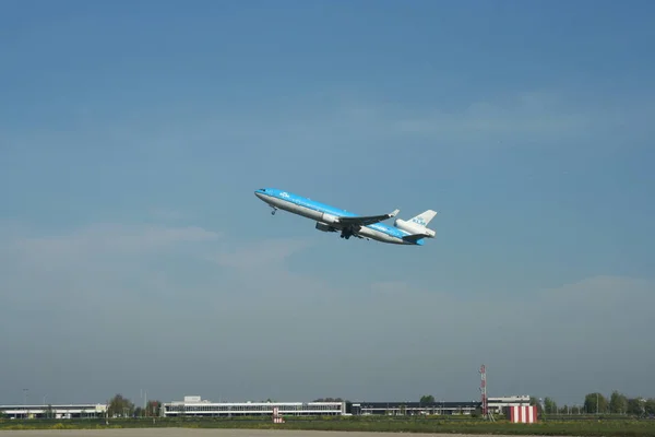 Aircraft takes off at runway of Schiphol — Stock Photo, Image