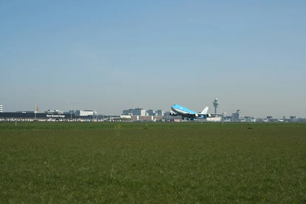 Aeronave decola na pista de Schiphol — Fotografia de Stock