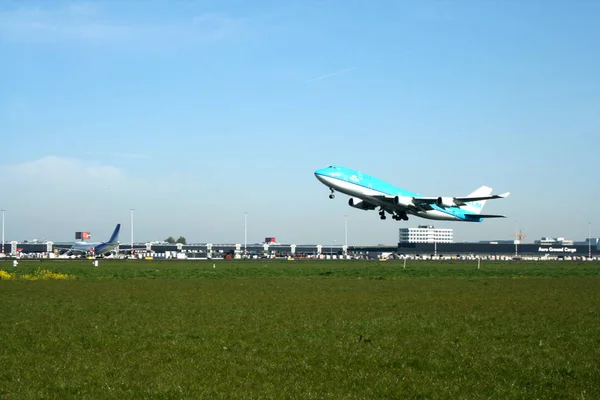 Vliegtuig vertrekt op de landingsbaan van Schiphol — Stockfoto