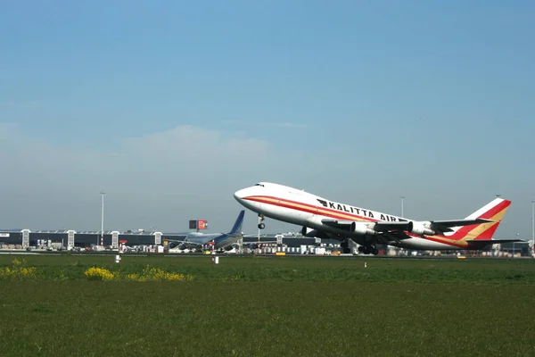 Aircraft takes off at runway of Schiphol — Stock Photo, Image