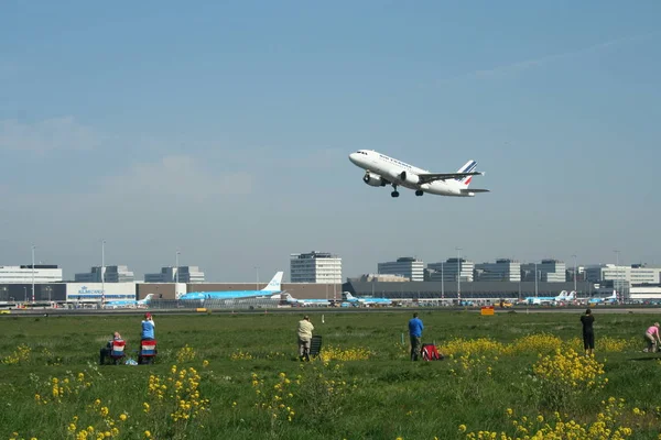 Flygplan som lyfter på runway på Schiphol — Stockfoto