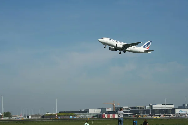 Letadlo startuje v runway Schiphol — Stock fotografie