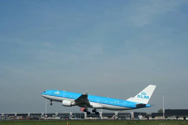 L'aereo decolla a pista di Schiphol — Foto Stock