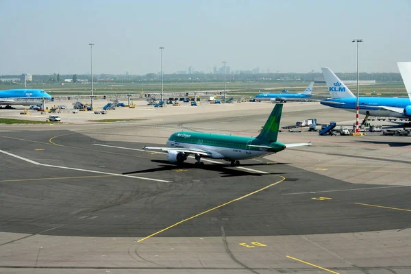 Schiphol bölgesinde uçakların Rating — Stok fotoğraf